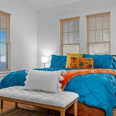 Sis' Cottage - Sleeps 4 On Main Street